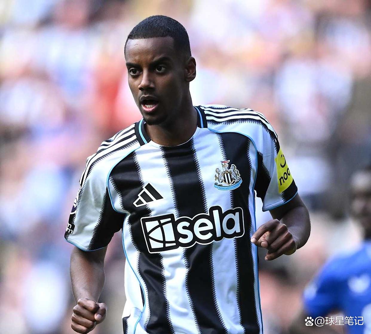 包含纽卡斯尔迎荷甲关键赛，赛后调整名单，媒体盛赞，轮换策略成焦点的词条